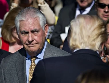 Tελικά ποιος κυβερνάει τις ΗΠΑ; - Ο Ν.Τραμπ έδιωξε τον ΥΠΕΞ Τίλερσον!